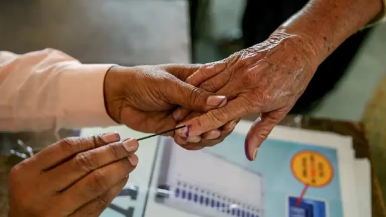 निकाय चुनाव- दिन चढ़ने के साथ ही मतदाताओं में भारी उत्साह, युवाओं से लेकर बुजुर्ग और दिव्यांग भी पूरे जोश में मतदान केंद्रों पर पहुंचे